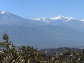 Výhled na šestitisícový vulkán Nevado de Cachi (vlevo) - nejvyšší z jeho devíti vrcholů dosahuje 6380 metrů a nese jméno Cumbre del Libertador General San Martín, Argentina