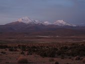 Noční pohled na trojici sopek - Guallatiri (6071m), uprostřed Acontago (6052m) a napravo Capurata (5990m), Chile/Bolívie