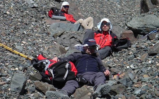 Přestávka během výstupu do kempu El Salto (4200m), Cordón del Plata, 10.ledna 2008