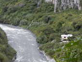 Baños a malé vodopády strmě padající do koryta řeky Pastaza