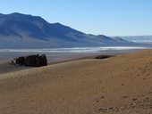 Výhled na rozsáhlý Salar de Aguas Calientes, Chile