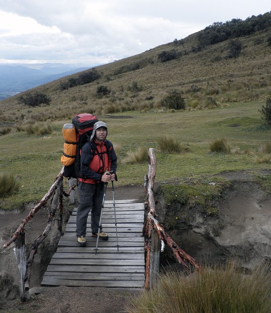 Martin na stezce k chatě pod Illinizas, Ekvádor