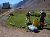 Vláďa s Alešem balí všechny naše věci do vaků a pytlů, které muly dovezou přímo do kempu Plaza Argentina, Los Puquios, Argentina. Aconcagua (6962m), Argentina