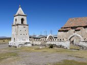 Kostelík ze 17. století z hliněných vepřovic, Isluga, Chile