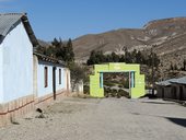 Ulice a vstupní brána do obce Ticnamar, Chile