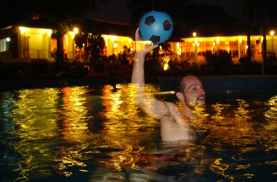 Hotelový bazén - u levných mládežnických hotelů záležitost nevídaná a tak jsme ho užívali. Puerto Iguazú, Argentina, 6. února 2008.