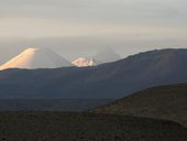Vzdálené vrcholky Parinacoty (6348m) a Pomerape (6282m), Chile
