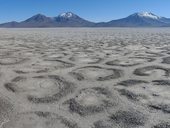 Lepkavé prosolené bahno a sopky Arintika (5585m) a Pukintika (5740m), Salar de Surire, Chile