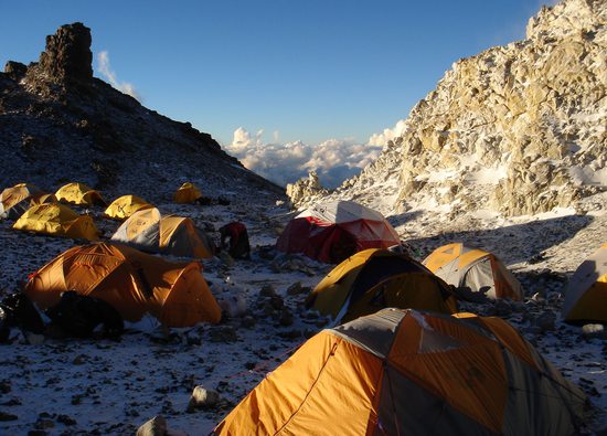 Náš poslední tábor ve White Rocks (6050m) – západ slunce pár hodin před naším závěrečným útokem na vrchol.
