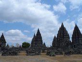 Starověké javánské chrámy v Borobudur, Mendit a Prambanan, Jáva, Indonésie