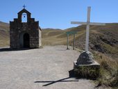 Piedra del Molino - vrchol stoupání - a malá kaplička San Rafael, Argentina