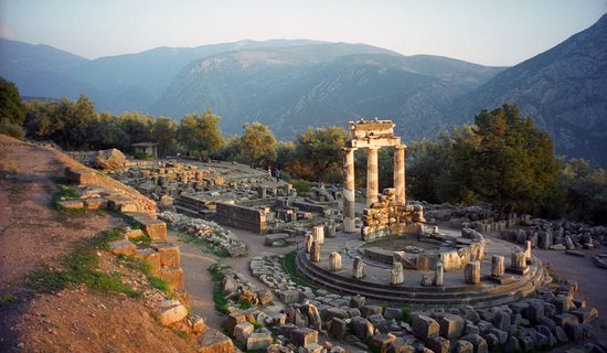 Svatyně Atheny Pronaia. Nejvýraznější kulatý objekt je Tholos, Delfy, Řecko