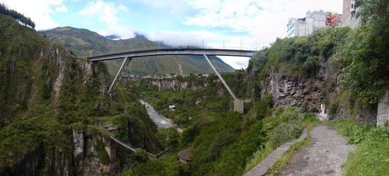 Pohled na most sv. Františka a zelené údolí řeky Pastaza, Baños, Ekvádor