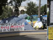 Profesoři protestující před starou radnicí za lepší platy ... a podle toho, co píší, mají skutečně důvod!