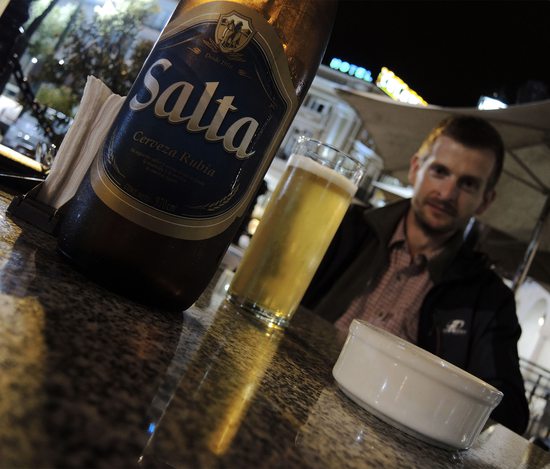 Jirka si vychutnává pivo značky Salta ...