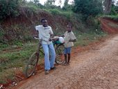 Cesta z Nairobi do městečka Chogoria - jedno z výchozích míst k branám Národnícho parku Mt. Kenya, Keňa