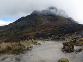 Mraky se chvílemi protrhávají a je vidět i část vrcholu Cotacachi (4944m), Ekvádor