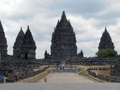Starověké javánské chrámy v Borobudur, Mendit a Prambanan, Jáva, Indonésie