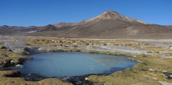 Bublající a podivně zabarvená jezírka na Salaru de Surire a na pozadí Cerro Chiguana /Chihuana/ (5290m), Chile