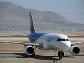 Airbus A320 společnosti LAN Chile na ploše letiště v Iquique, Chile