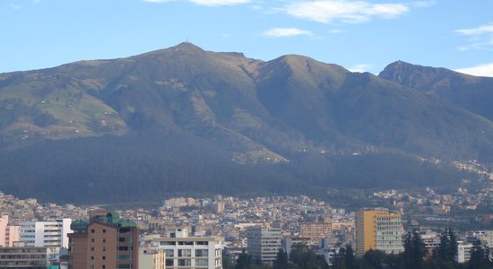 Quito z terasy hostalu Casa Bambu, na pozadí vulkán Pichincha