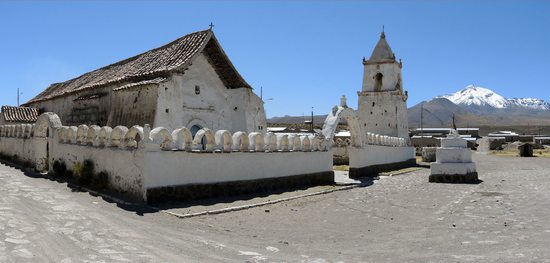 Kostelík ze 17. století z hliněných vepřovic pod mohutným kuželem sopky Cabaraya (5869m), vesnička Isluga, Chile