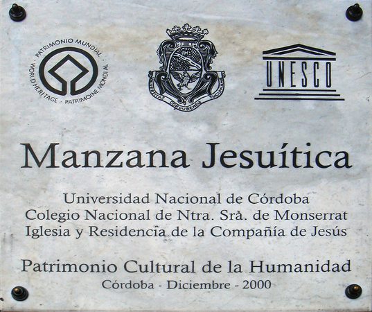 Deska upozorňující návštěvníka, že se právě nachází v areálu Manzana Jesuítica - jezuitský universitní a náboženský komplex v Córdobě zapsaný na seznam UNESCO.