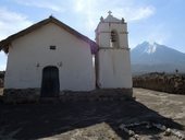 Kostel v Tacoře a hned vedle hřbitovní zeď, Chile