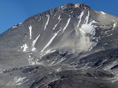 Vrcholové partie Ojos del Salado (6893m) - při zvětšení je uprostřed hory krásně vidět vyšlapaná cestička pod vrcholovou skalní barieru