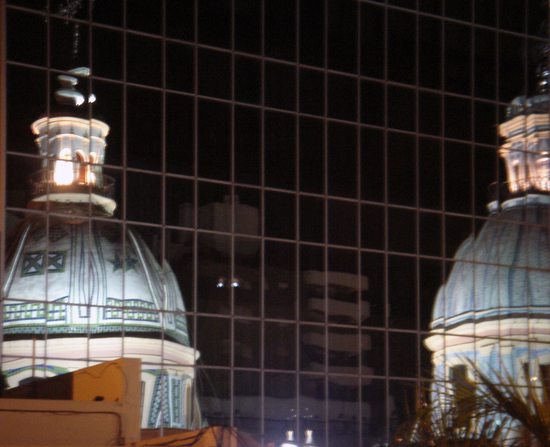 Odraz osvětlené baziliky Santo Domingo vytocený ze střechy hostelu v Córdobě.