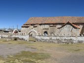 Kostelík ze 17. století z hliněných vepřovic, Isluga, Chile