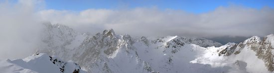 Panorama z vrcholu Slavkovského štítu severozápadním směrem - zcela vlevo je v mracích Gerlachovský štít, Vysoké Tatry, Slovensko