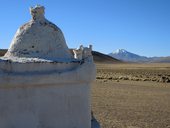 Malý udržovaný kostelík v osadě Llucuoma v pozadí Cerro Lliscaya (5634m), Chile