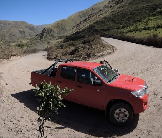 Jedna z mnoha serpentin na cestě 'Cuesta del Obispo' spojující údolí Lerma s vysoko položeným údolím Calchaquí, Argentina