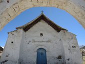 Kostelík ze 17. století z hliněných vepřovic, Isluga, Chile