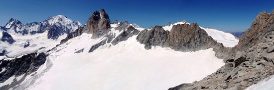 Pohled z úbočí Le Portalet směrem na západ - vrcholy zleva - Tour Noir, Aiguille d´Argentière, Aiguilles Dorées - přibližně uprostřed je vidět sedlo Col Droit.