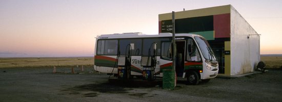Tankování v opuštěné benzínové stanici kdesi v argentinské Patagonii