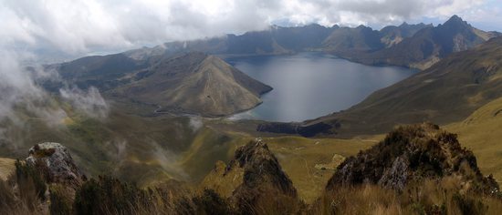 Pohled na jezero Mojanda z vrcholu Fuya Fuya (4263m) a zcela vpravo je vidět i vrchol Cerro Negro (4260m), Ekvádor