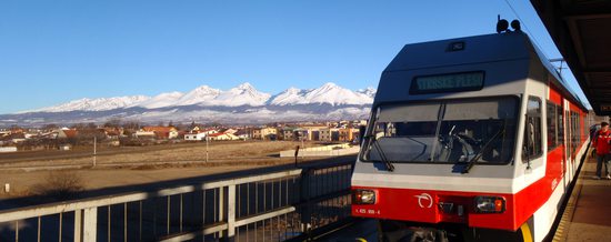 Vysoké Tatry z vlakového nádraží v Popradu, Slovensko.