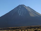 Licancabur (5920m), na jehož vrcholku stál Vláďa v roce 2006, odděluje Chile a Bolívii.