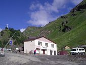 Parkoviště v obci Azau (2350m). Zde nás vyložilo taxi.