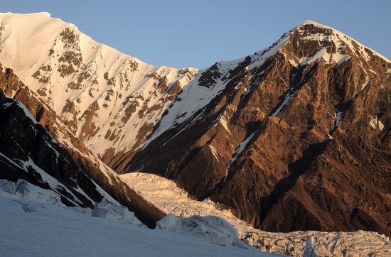 Stoupáme severní stěnou Piku Lenina a den se pomalu probouzí, Pamír, Kyrgyzstán