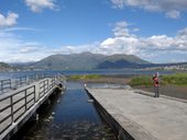 Vysokohorské jezero San Pablo a jeho okolí ve stínu mohutné sopky Imbabura (4630m), Ekvádor