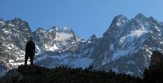 Strážce TANAPu. V pozadí Lomničák a Pyšné štíty, Vysoké Tatry.