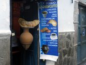 Obří empanada v uličce La Ronda v Quito, Ekvádor