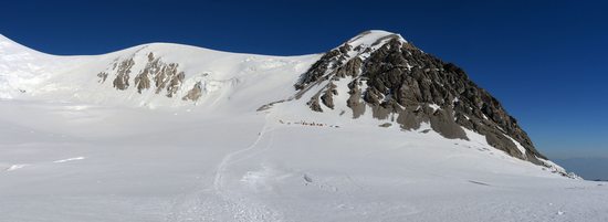 Poslední ohlédnutí za táborem C2 (5380m), Pamír, Kyrgyzstán