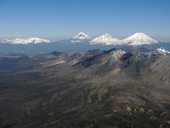 Zleva Kunturiri (5762m), Sajama (6542m), Pomerape (6282m), Parinacota (6348m) a pod námi Nevados de Putre (Taapacá - 5860m), Bolívie/Chile