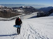 Sestup z C2 (5380m) do C1 (4400m) a den odpočinku před výstupem, Pamír, Kyrgyzstán