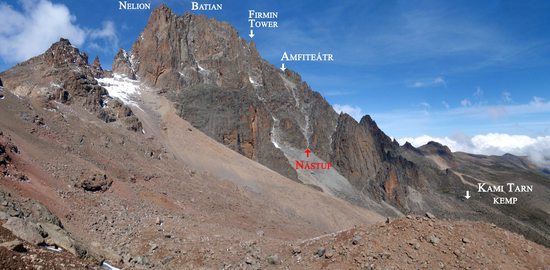 Pohled na Batian a výstupovou trasu North Face Standard Route z výstupu na Point Lenana (4985m) severním hřebenem od chaty Shipton.