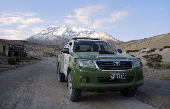 Vyladěná terénní Toyota chilských carabineros s Tacorou (5980m) v pozadí, Aguas Calientes, Chile